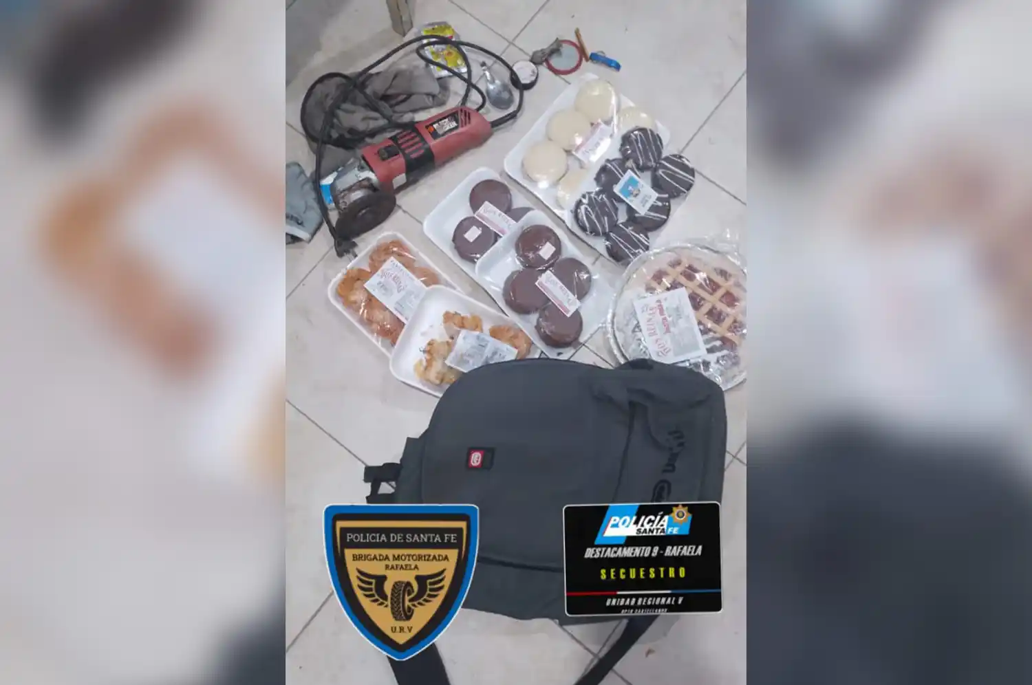 Una merienda frustrada: pastelitos, alfajores, pastafrola y hasta una amoladora secuestrada