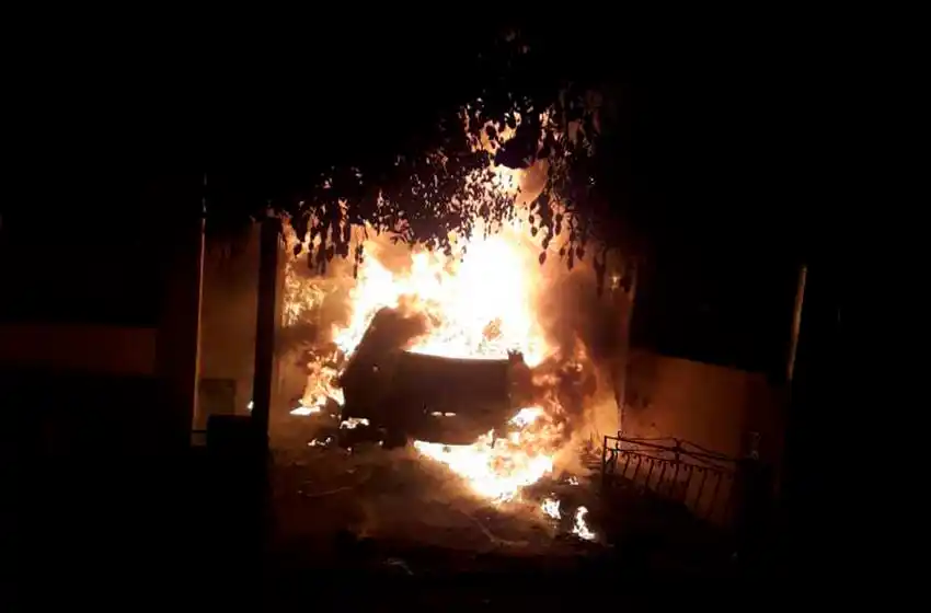 Se incendiaron dos autos y rescataron a dos mujeres