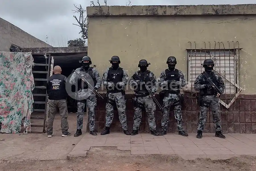 Allanaron un bunker de droga en Frontera y dos delincuentes intentaron escapar por los techos