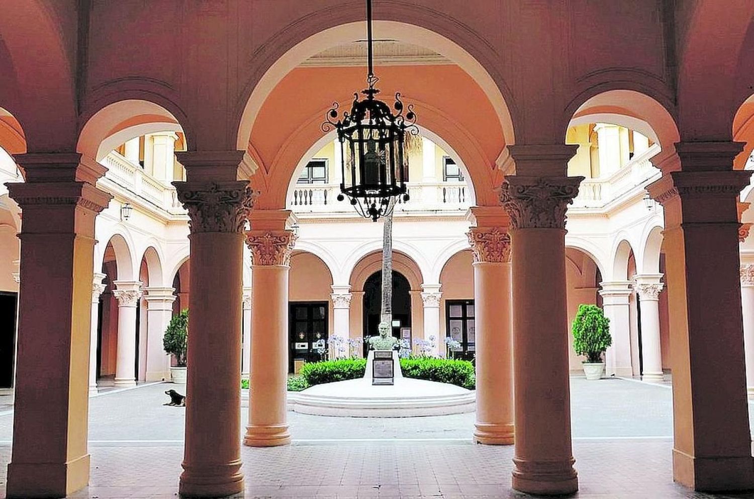Denunciaron la desaparición de una varilla de bronce de la alfombra roja de la Casa de Gobierno