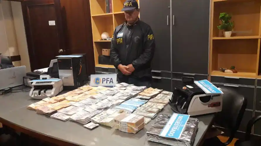 Personal de la División Unidad Operativa Federal llevó a cabo el operativo en tres locales del centro.