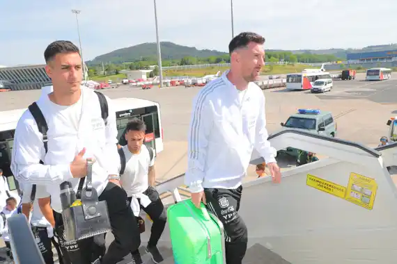 La Selección Argentina llegó a Londres para jugar la Finalissima ante Italia