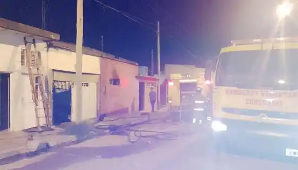 El incendio en una vivienda dejó a una mujer hospitalizada y a su perro muerto