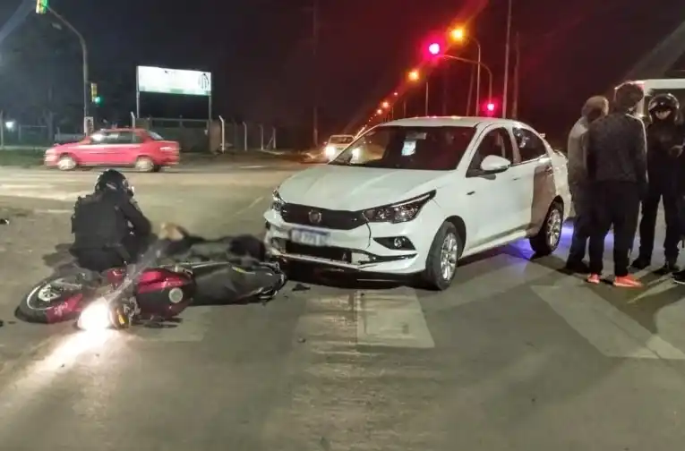Una moto que circulaba en contramano fue embestida por un Fiat Cronos