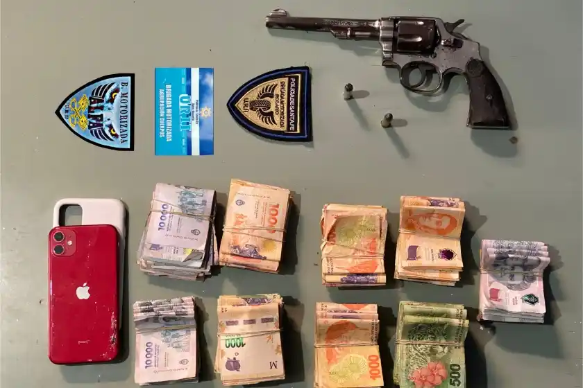 Intentaron escapar de la Policía, los descubrieron con un arma y quedaron detenidos tras ofrecer una coima