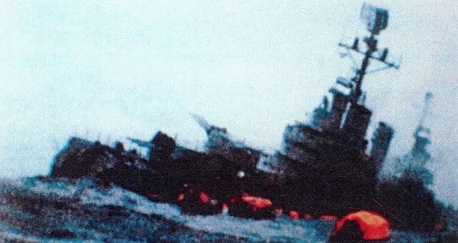 Imagen del crucero ARA General Manuel Belgrano en llamas, hundiéndose, 2 de mayo de 1982. Gentileza