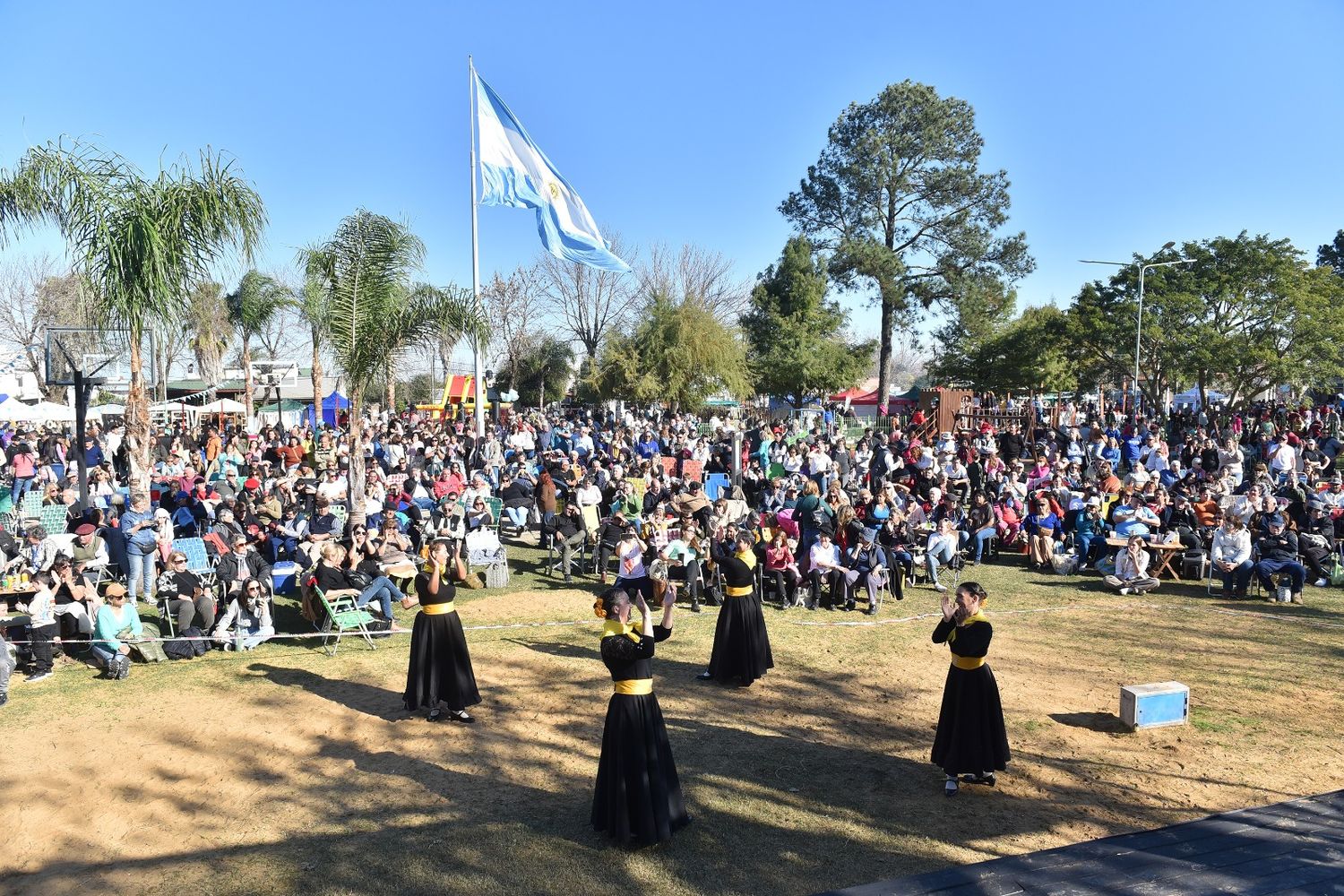 Con una participación multitudinaria, Pueblo Belgrano festejó el Día de la Bandera