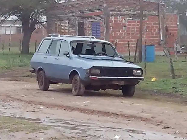 Desmantelan poco a poco un auto que está abandonado hace días