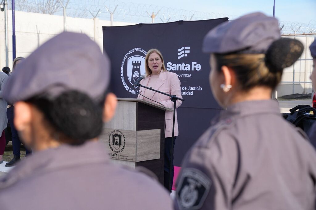 La vicegobernadora participó esta tarde de la entrega de chalecos antipunzantes y antifragmentarios a agentes del Servicio Penitenciario de Santa Fe.