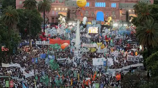 Cristina habla en Plaza de Mayo por los 31 años de Democracia