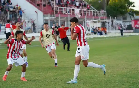9 de Julio consiguió un triunfo sobre la hora y conserva la ilusión