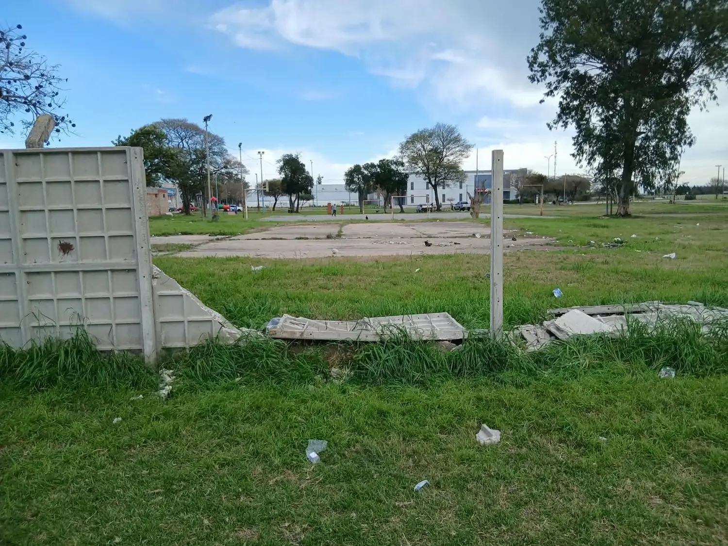 Nuevo hecho de vandalismo en Sportivo Norte: destruyeron gran parte de las lajas del predio - 1