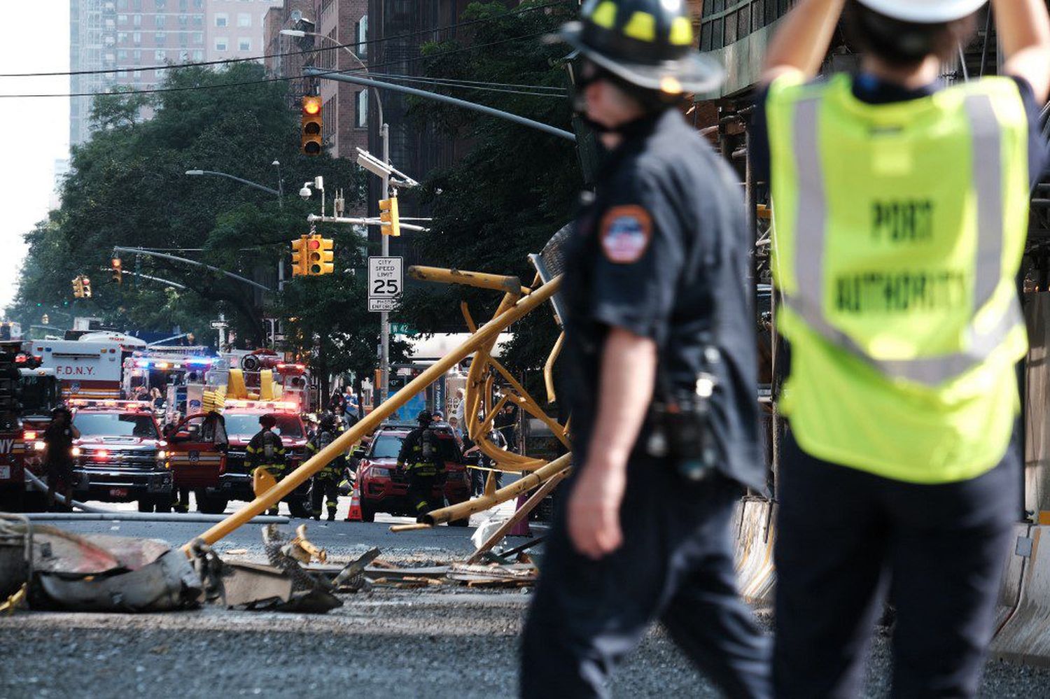 ¡CÓMO EN TODA UNA PELÍCULA! Grúa se incendia y al caer en centro de Nueva York deja 6 heridos (+ VIDEO)