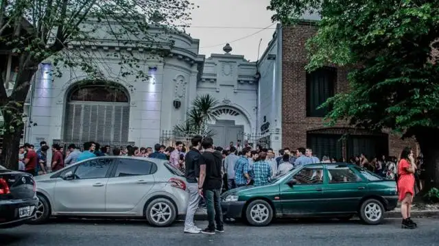 "Ustedes saben que no pueden entrar": prohibieron la entrada a dos mujeres trans en un boliche