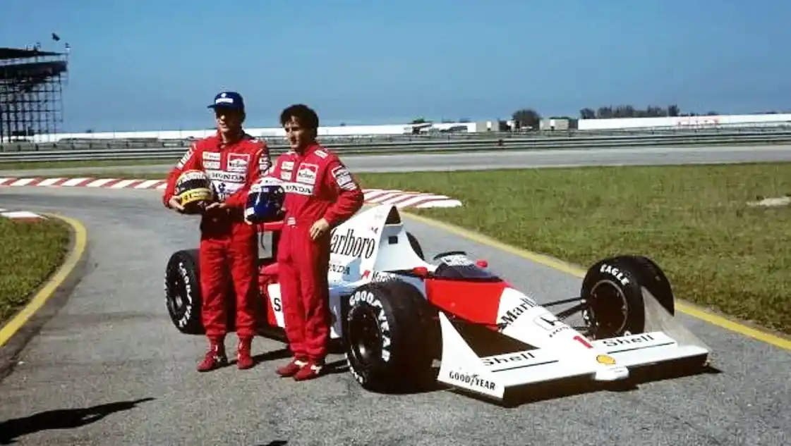Ayrton (izquierda) y su compañero de equipo Alain Prost, junto al McLaren MP4/4.