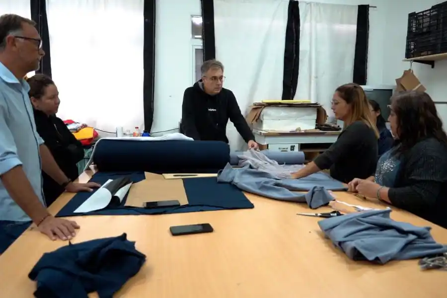 El Intendente visitó uno de los talleres de la cooperativa Oreja de Negra