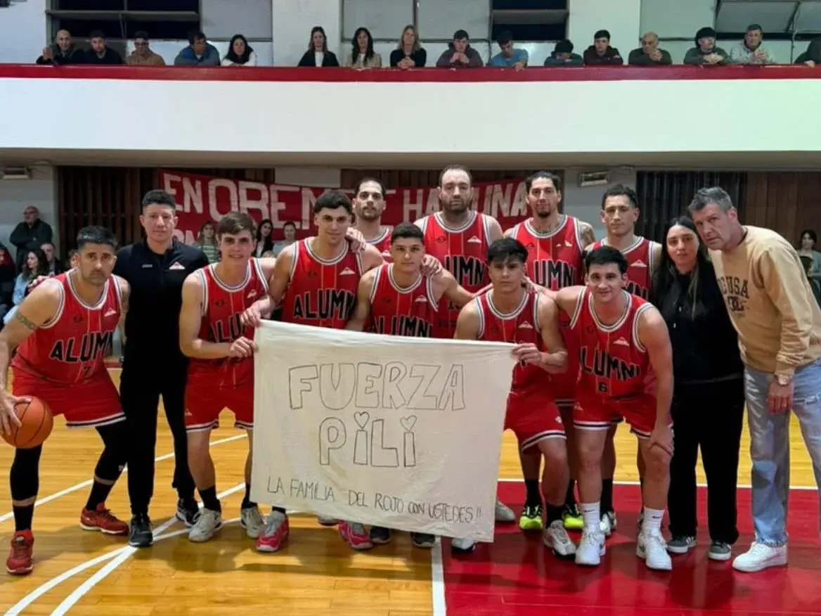 Alumni bajó al líder del Prefederal. En la previa el plantel posó con una bandera sumándose a la oración por Pilar Besmalinovich