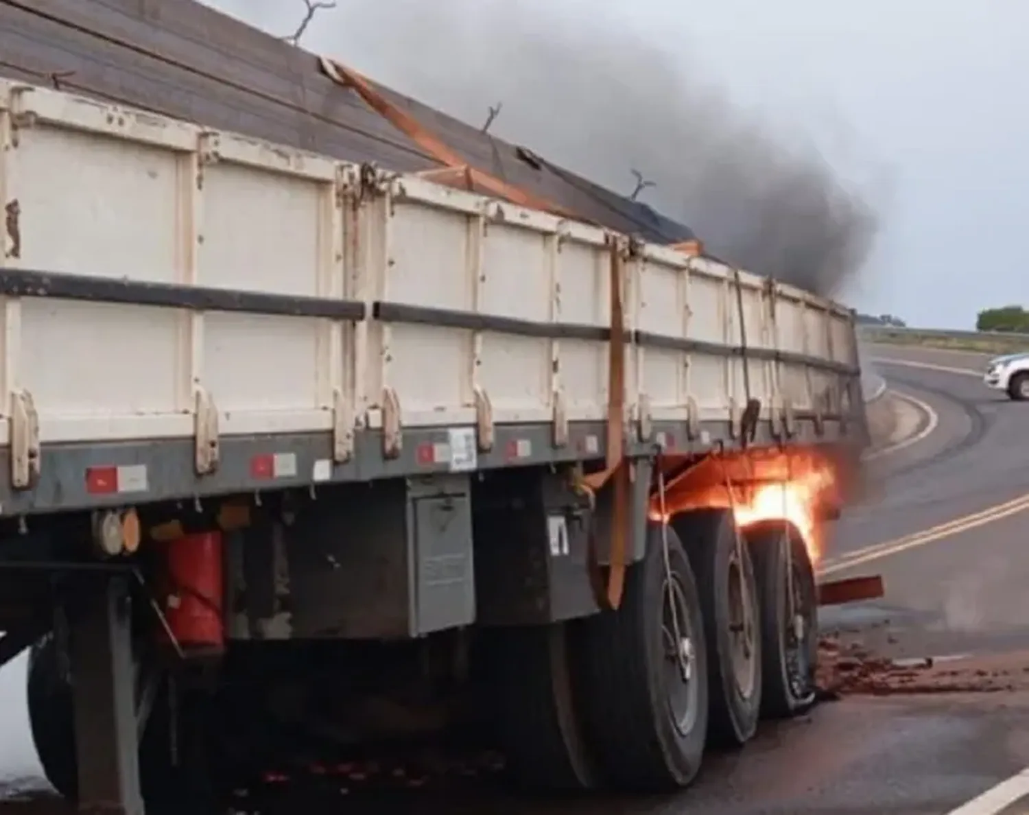 Se prendió fuego el acoplado de un camión en la Ruta 18