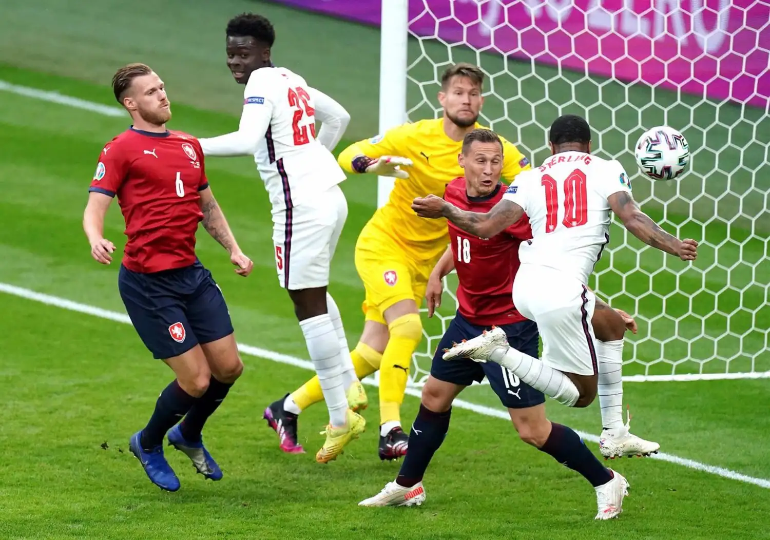 Sterling ya metió el cabezazo para la victoria inglesa.