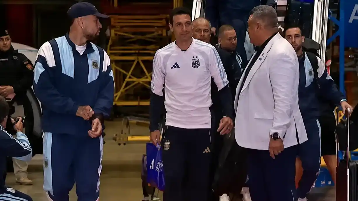 La Selección volvió al país tras el Mundial y recibió el cariño de los hinchas en Ezeiza