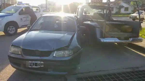 Sin licencia y sin seguro, causó un triple choque