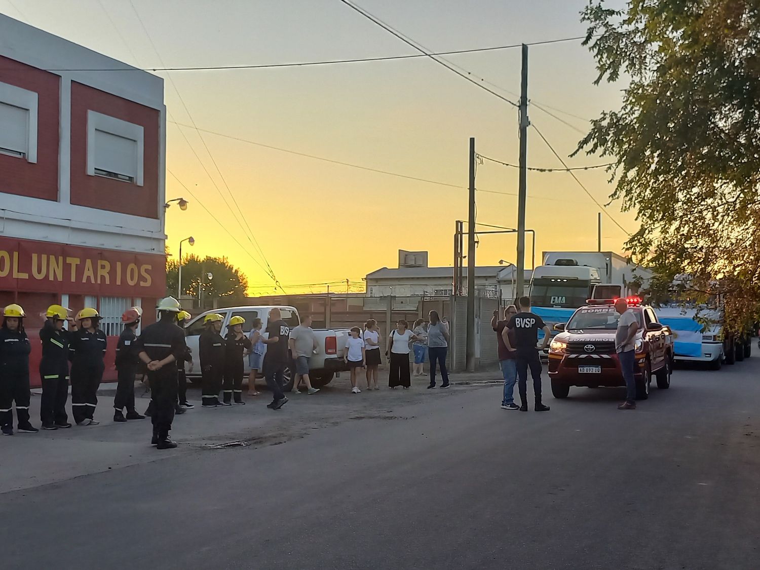 Dos camiones y una camioneta de Bomberos fueron a Bahía Blanca con donaciones