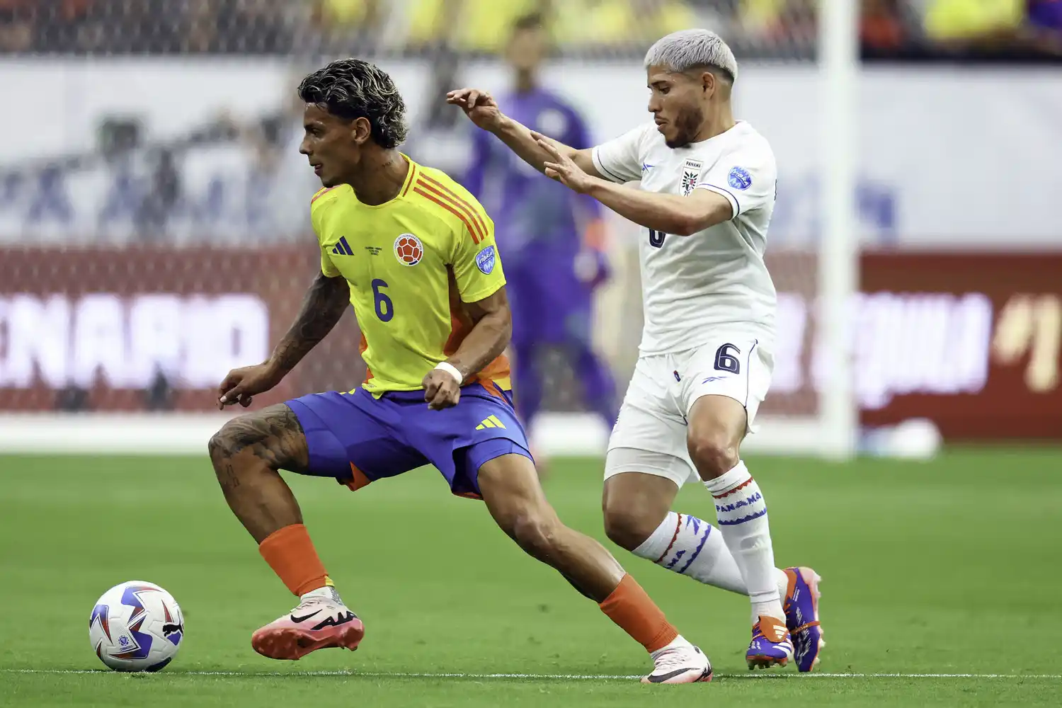 Richard Ríos domina la pelota ante el hondureño Martínez.