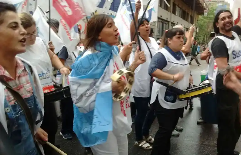 En medio de las paritarias, habrá un "ruidazo" de docentes en toda la Provincia