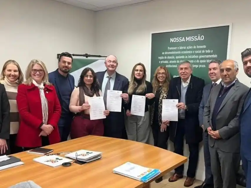 En la primera reunión presencial de ambas regiones, se acordó avanzar hacia un futuro Memorando de Entendimiento entre gobernadores que institucionalice la cooperación bilateral.