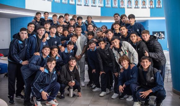 Lautaro Martínez visitó a los juveniles de Racing: emoción, consejos y una lección de humildad