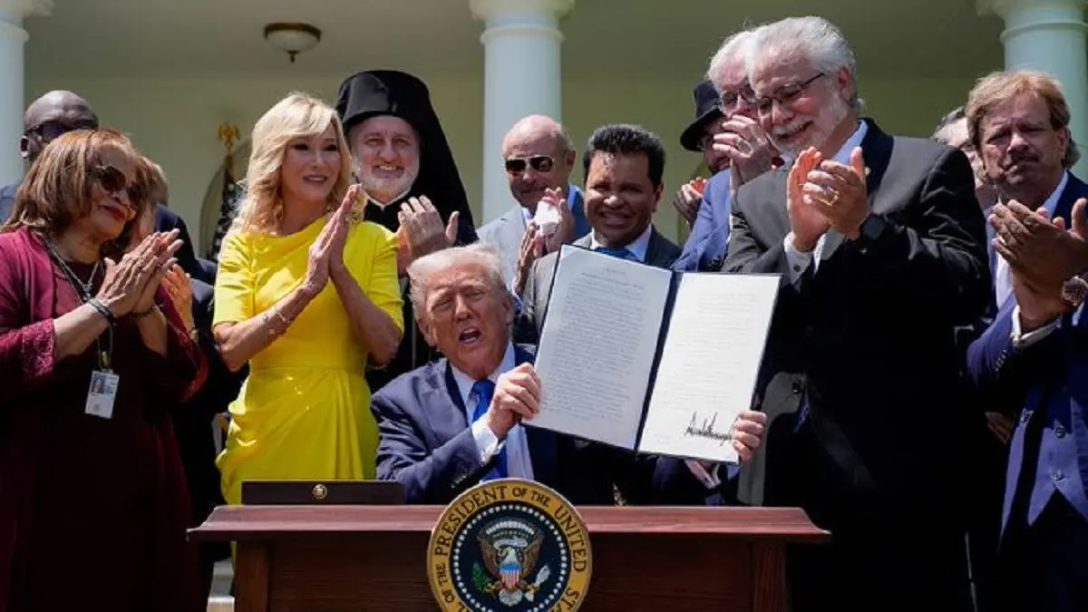 TRUMP y su cruzada contra los medios:  ordena retirar financiación pública a NPR y PBS