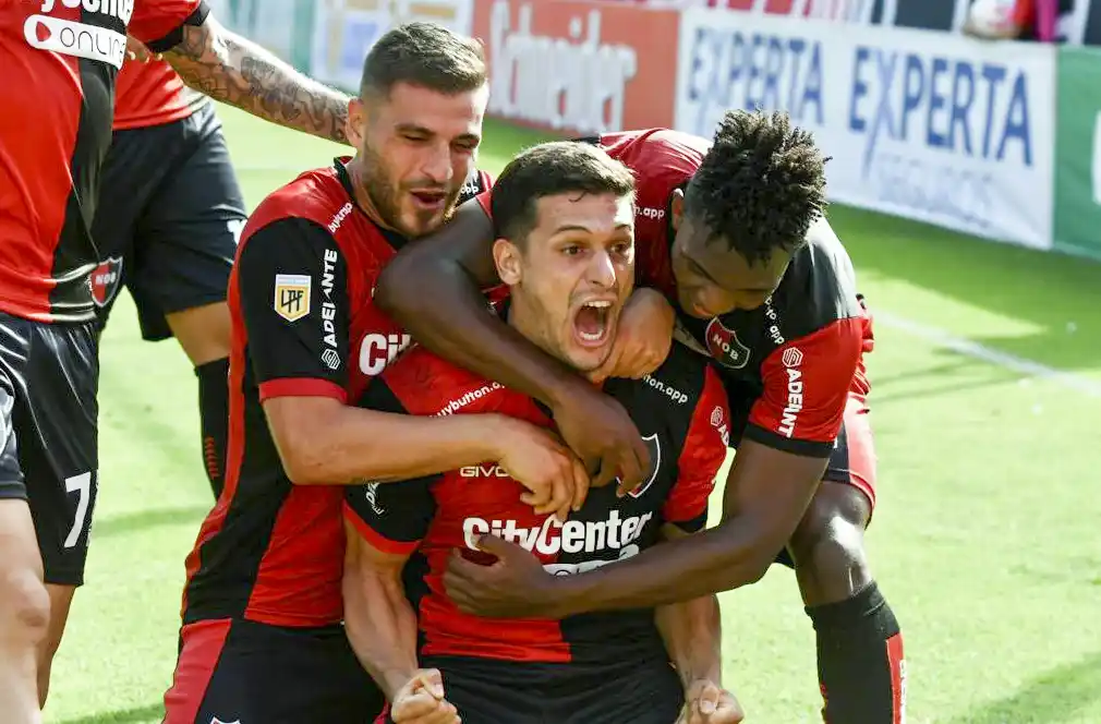El festejo de Juan Manuel García para el gol de la victoria.