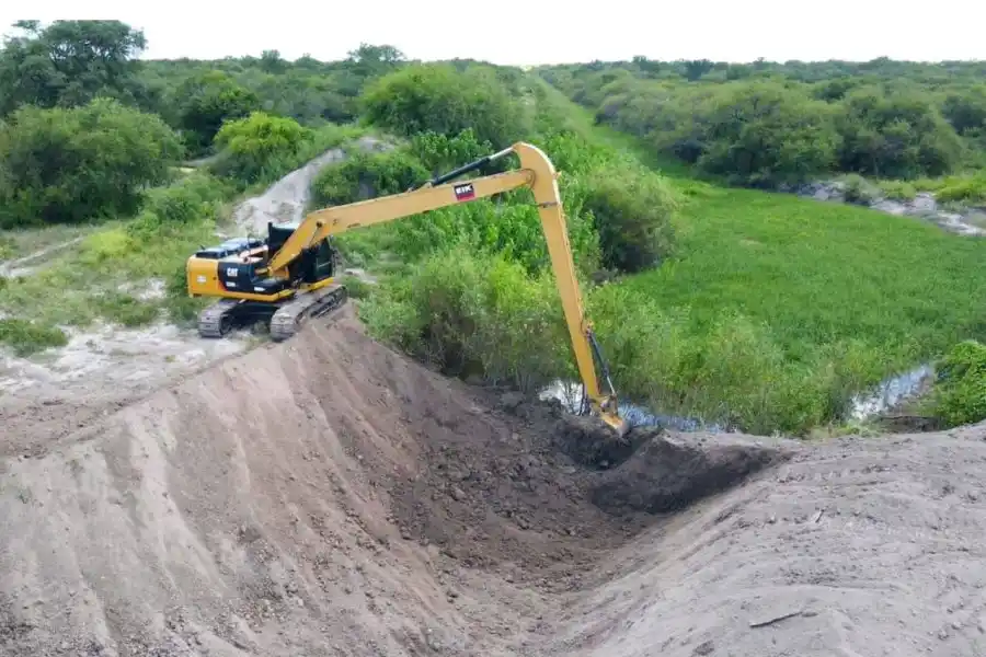 Gobierno Provincial junto a la Policía impulsaron distintas tareas para que en el noreste del territorio santafesino se pueda recuperar el drenaje del agua, tras detectarse obras clandestinas realizadas por productores de la región que generaban fallas en el sistema de escurrimiento,