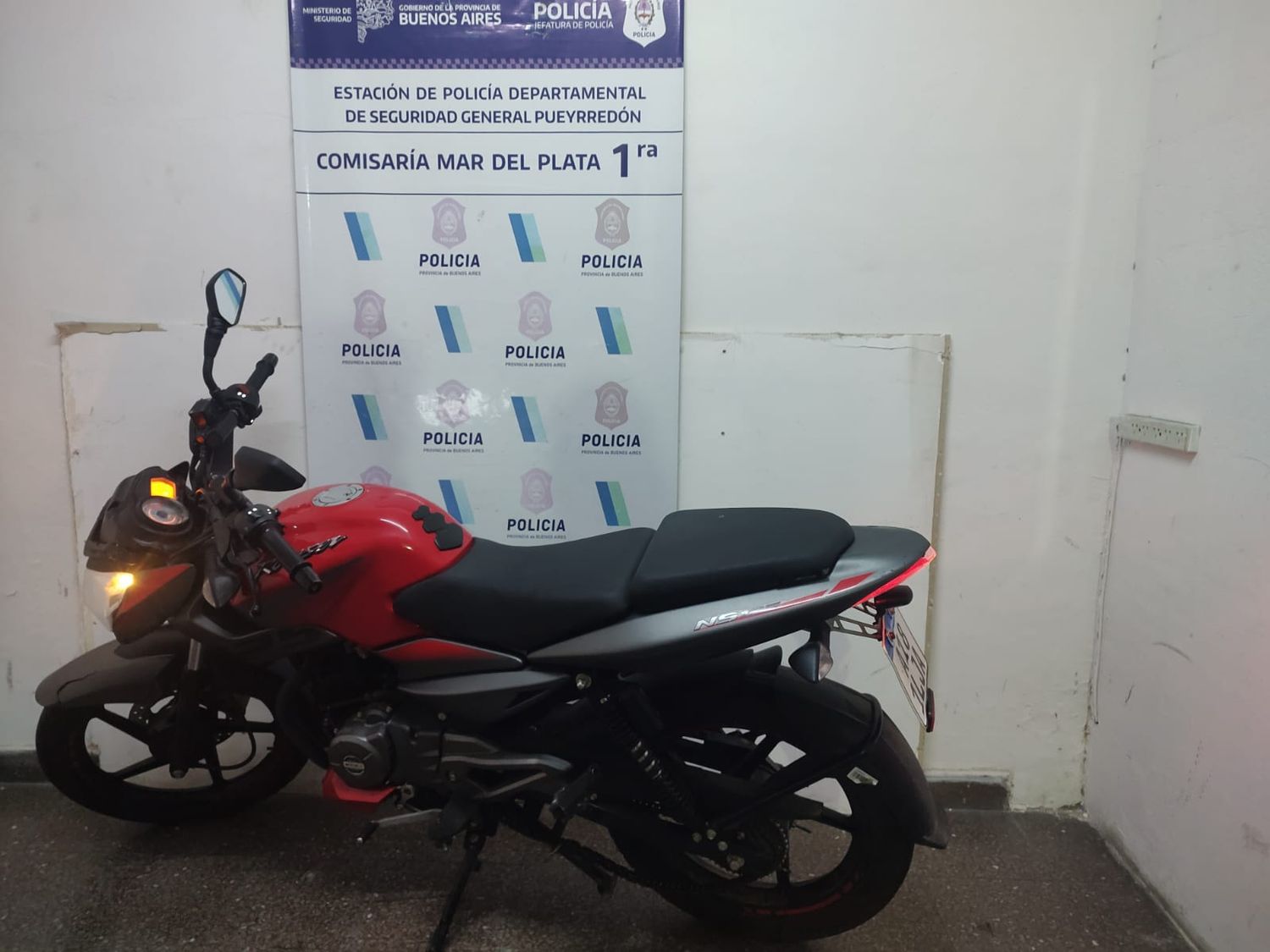 Los jóvenes de 16 y 17 años violentaron el tambor de ignición, el candado y el traba volante con una yuga.