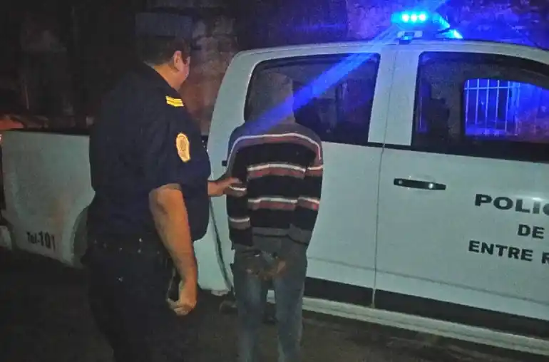 Les pareció sospechoso que caminaba con un TV en la madrugada: era robado