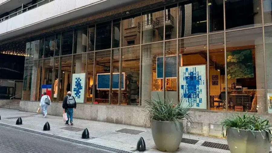 La galería celebra una década de trayectoria consolidando su lugar en el cruce entre el arte contemporáneo y el diseño.