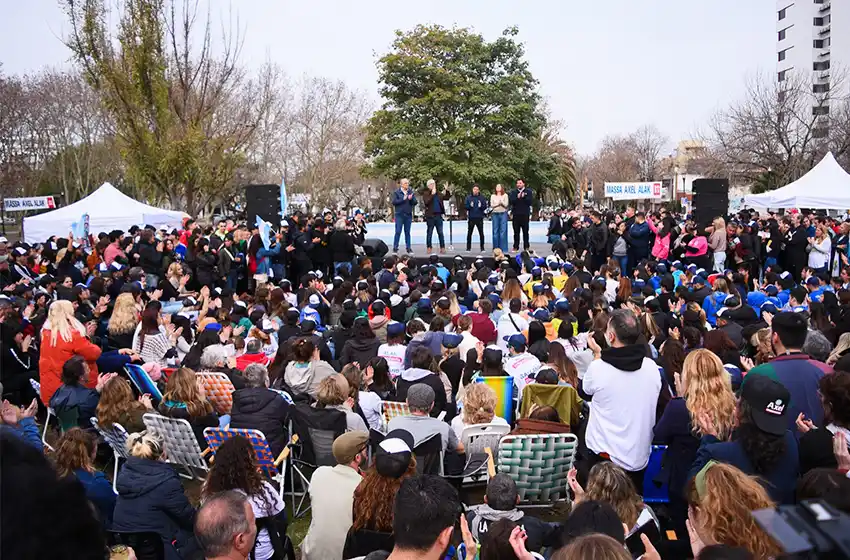 Kicillof encabezó el masivo cierre de campaña de Alak: “Es el próximo intendente de La Plata”
