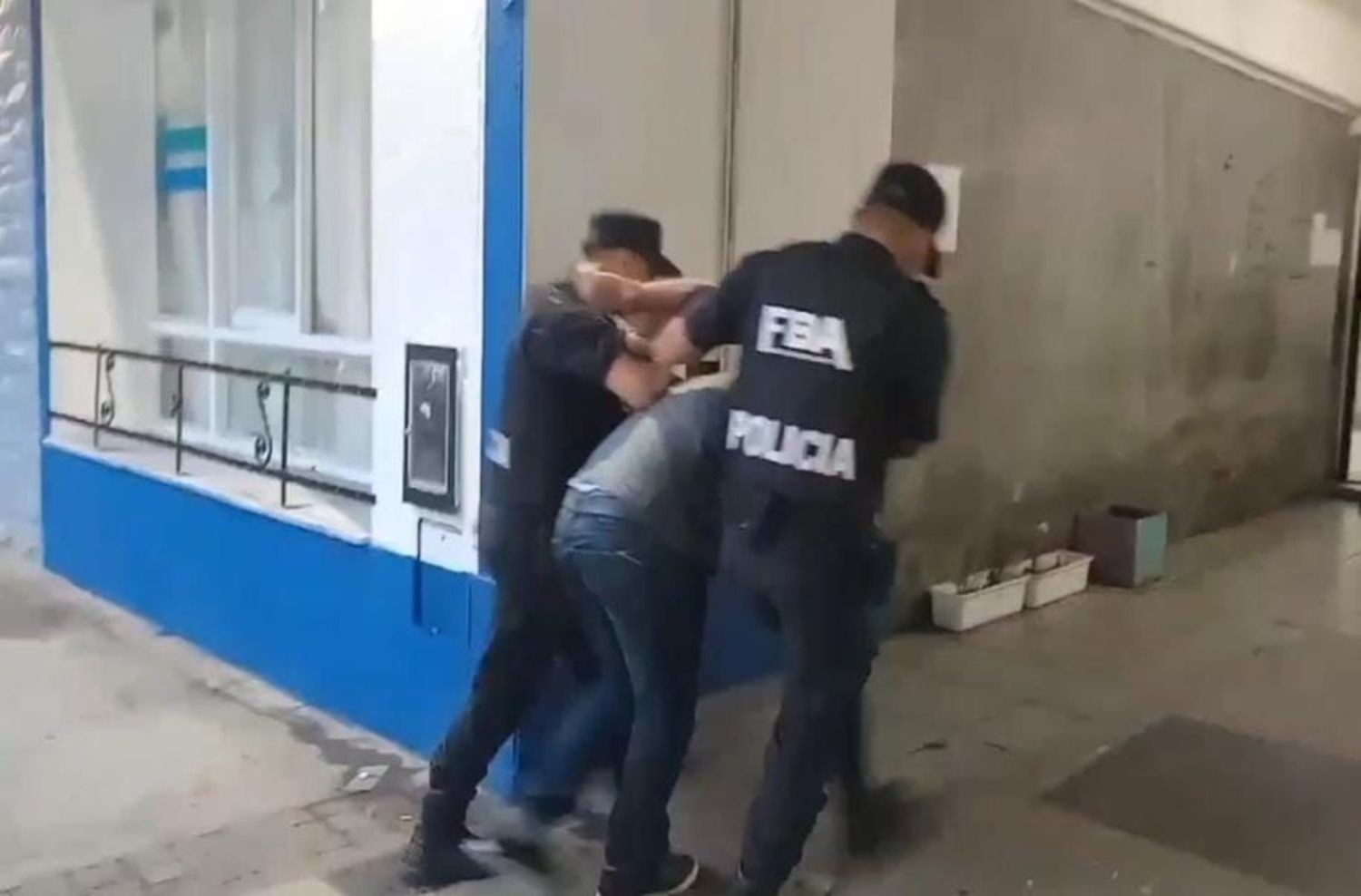 Un hombre con antecedentes intentó golpear y robarle el arma a un policía