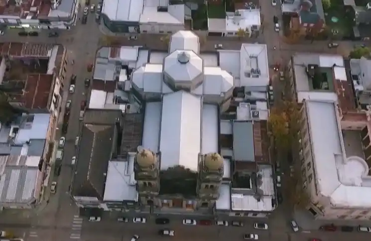 Imágenes aéreas de la cruz que forma la catedral de la ciudad 