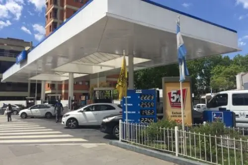 Oficializan suba de impuestos a naftas y gasoil: impacto será de 1,6% en surtidores