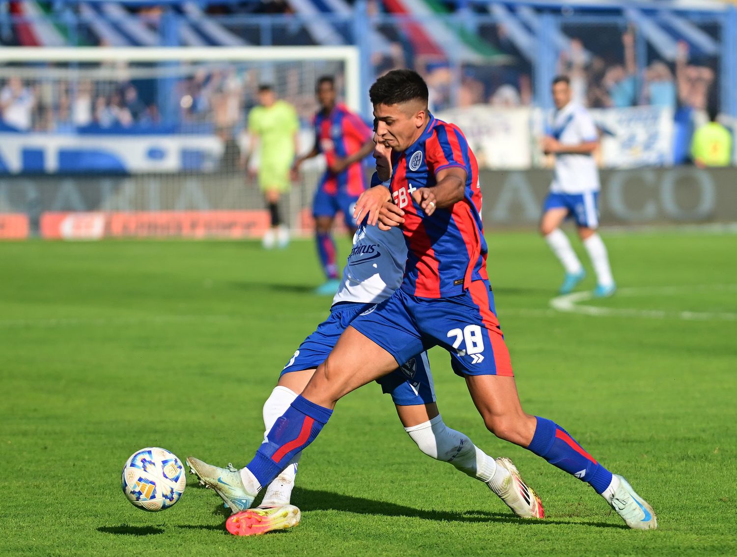 Cuello, en un intento ofensivo para San Lorenzo.