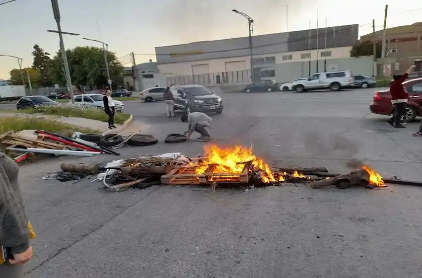 Vecinos de Puente Gallego cortaron el ingreso de colectivos El Cacique a su galpón e interrumpieron su servicio