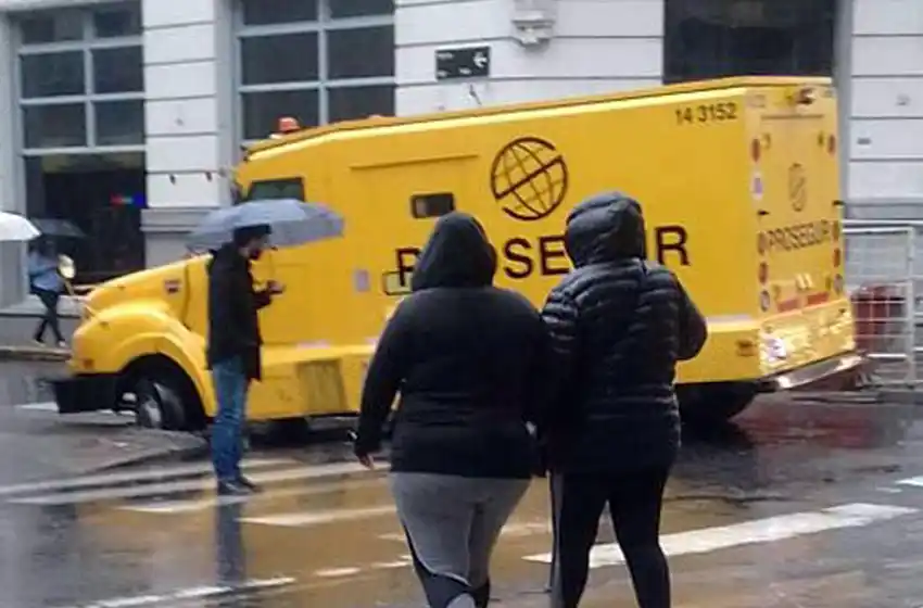 Caos en el centro por el choque del camión de caudales