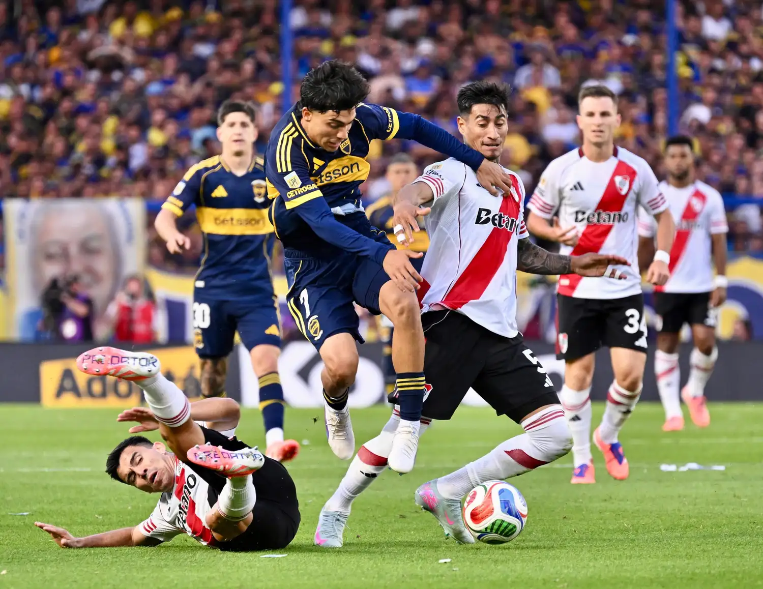 Zeballos lucha cuerpo a cuerpo con Portillo en el Superclásico.