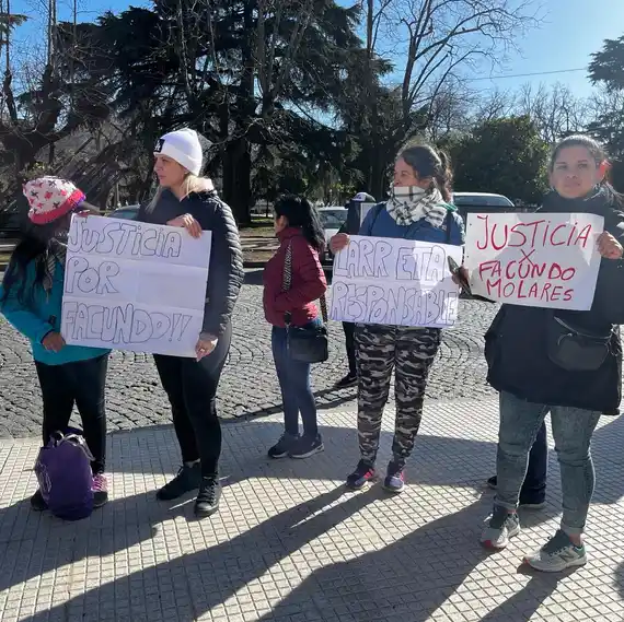 Protesta del Movimiento 1° de Octubre frente a la Municipalidad