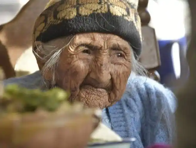 Bolivia: a sus 118 años, “Mamá Julia”recibió su primera casa propia