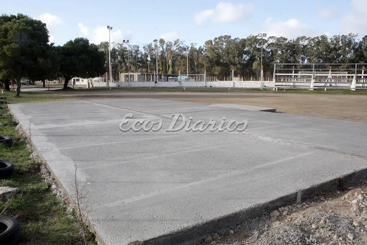 Platea lista. Para las canchas de paddle al aire que contará en los próximos meses el club Villa Díaz Vélez-