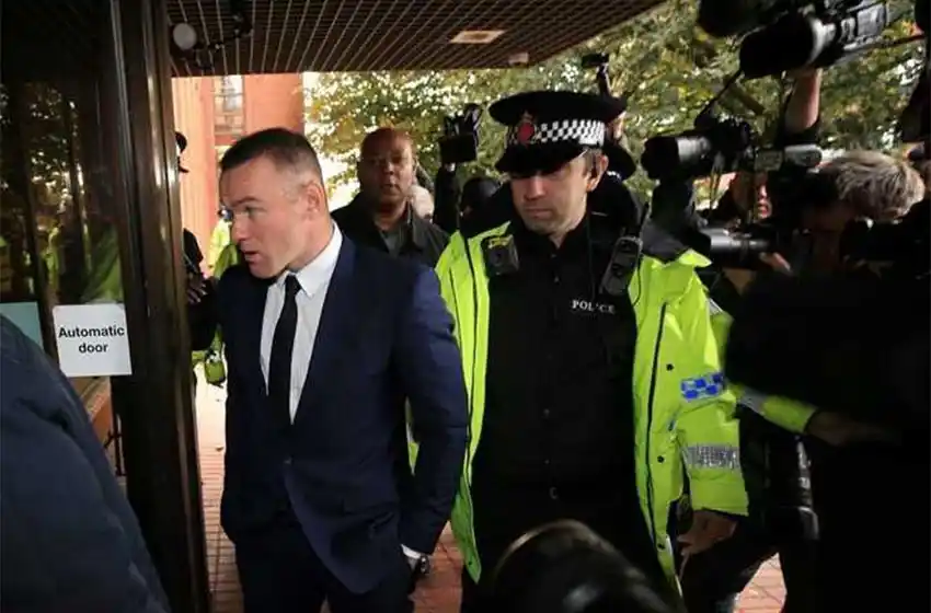 Rooney se pasó de copas