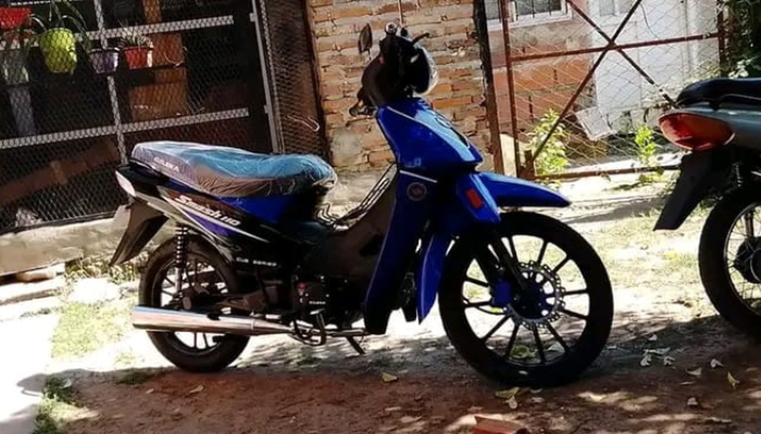 Dejó la moto "dos segundos" afuera y se la robaron