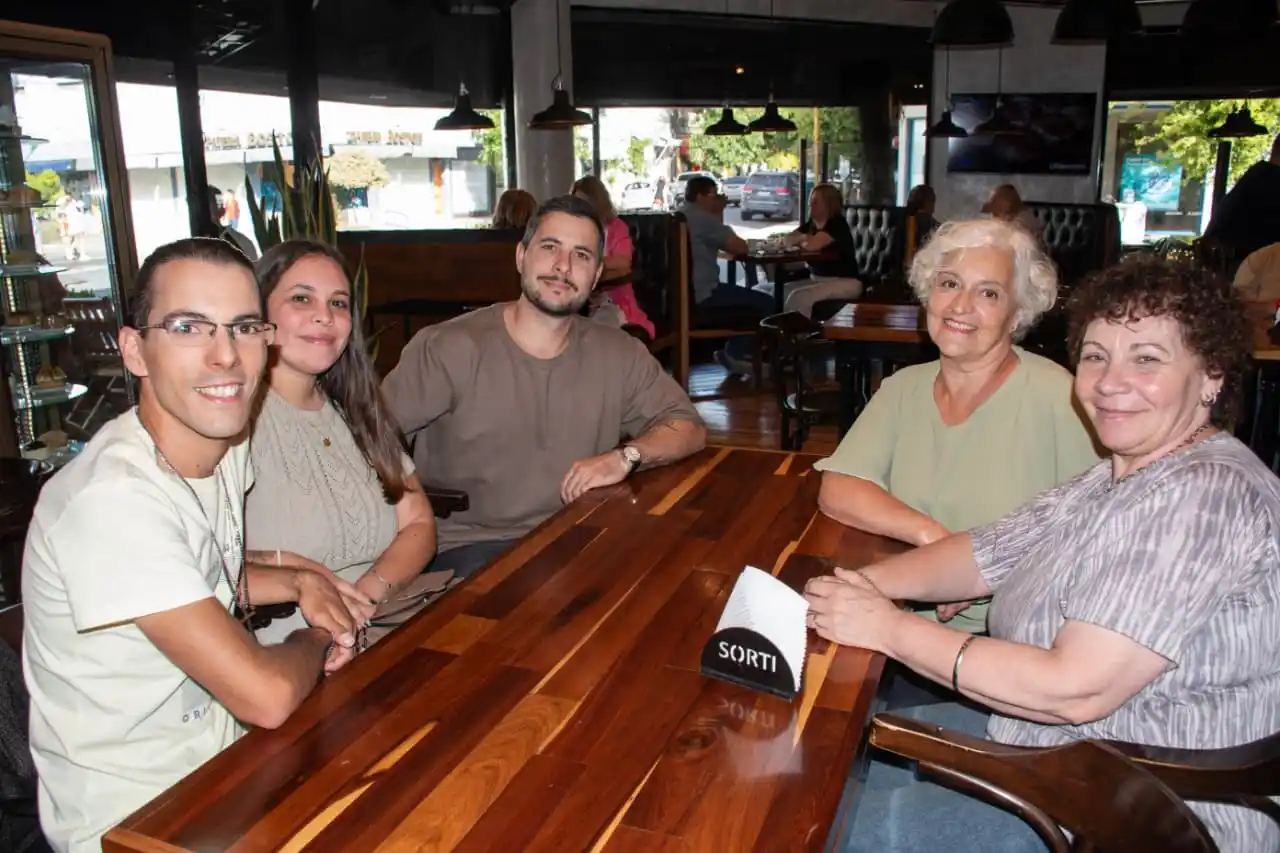 Sorti el lugar para esta familia.Nacho, Mary, Sonia, Branko y Romi.